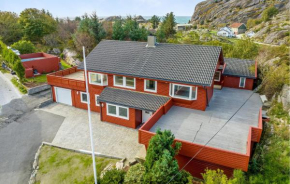 Cozy Apartment In Hellvik With House Sea View